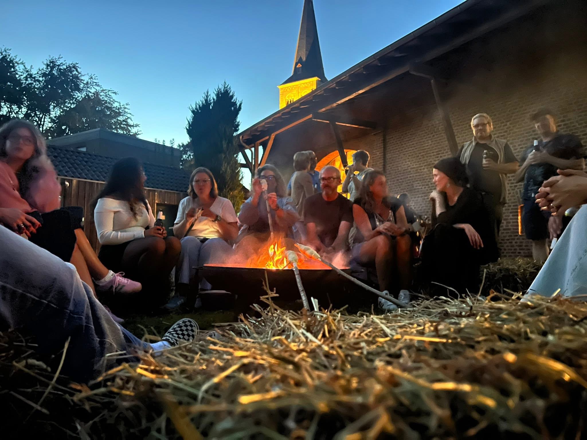 Gemeinschaft am Lagerfeuer Gemeinschaft am Lagerfeuer